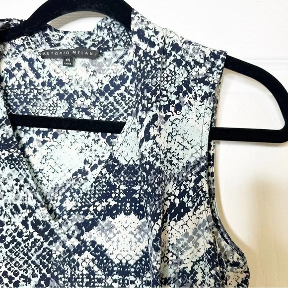 ANTONIO MELANI V-Neck Sleeveless Blue Snakeskin Print Blouse 100% Silk Size XS - Picture 2 of 4